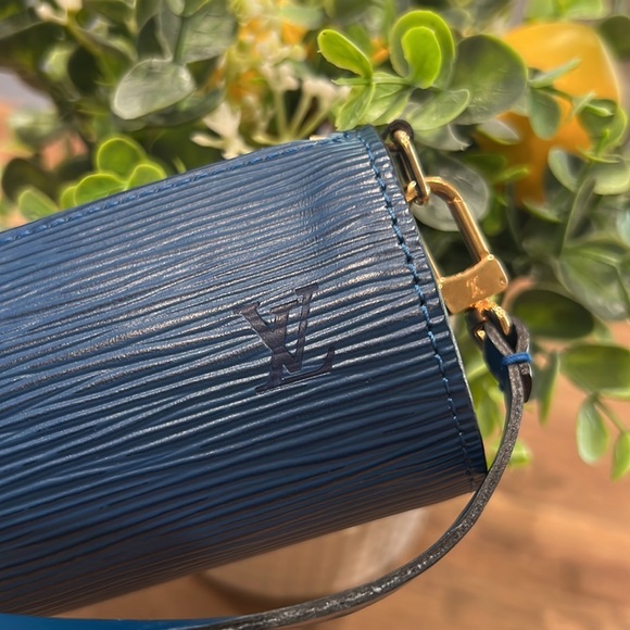 Louis Vuitton Blue Epi Leather Mini Soufflot Papillon Wristlet - Picture 14 of 17